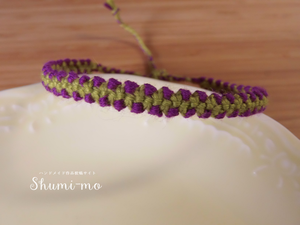 平編みとタッチング結びの合わせ技ミサンガの編み方 動画で解説 Shumi Momagazine