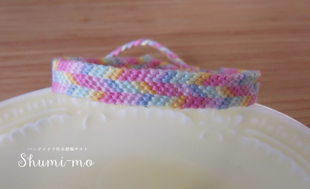 方向が途中で変わる斜め模様ミサンガの編み方 動画で解説 Shumi Momagazine